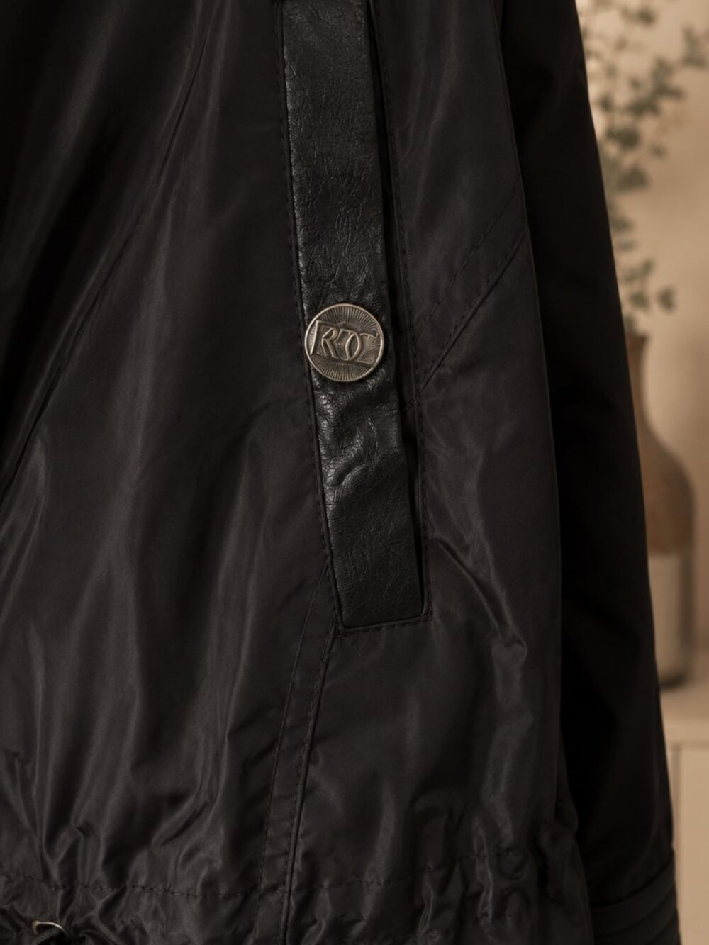 Rocawear Classic Black Hooded Parka Jacket Women's Medium M Winter Coat - Picture 4 of 8